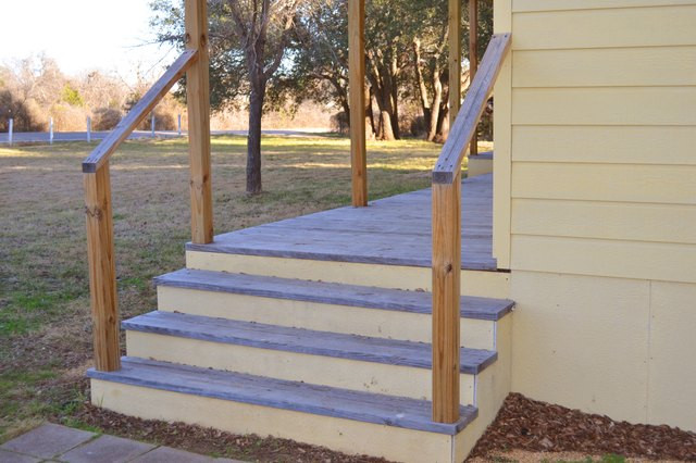 DIY Outdoor Stair Railing
 Do it Yourself Exterior Stair Railing with