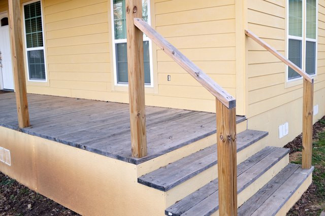 DIY Outdoor Stair Railing
 Do it Yourself Exterior Stair Railing with