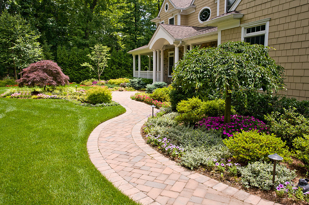 Front Yard Landscape Picture
 Dos and Don’ts of Front Yard Landscape