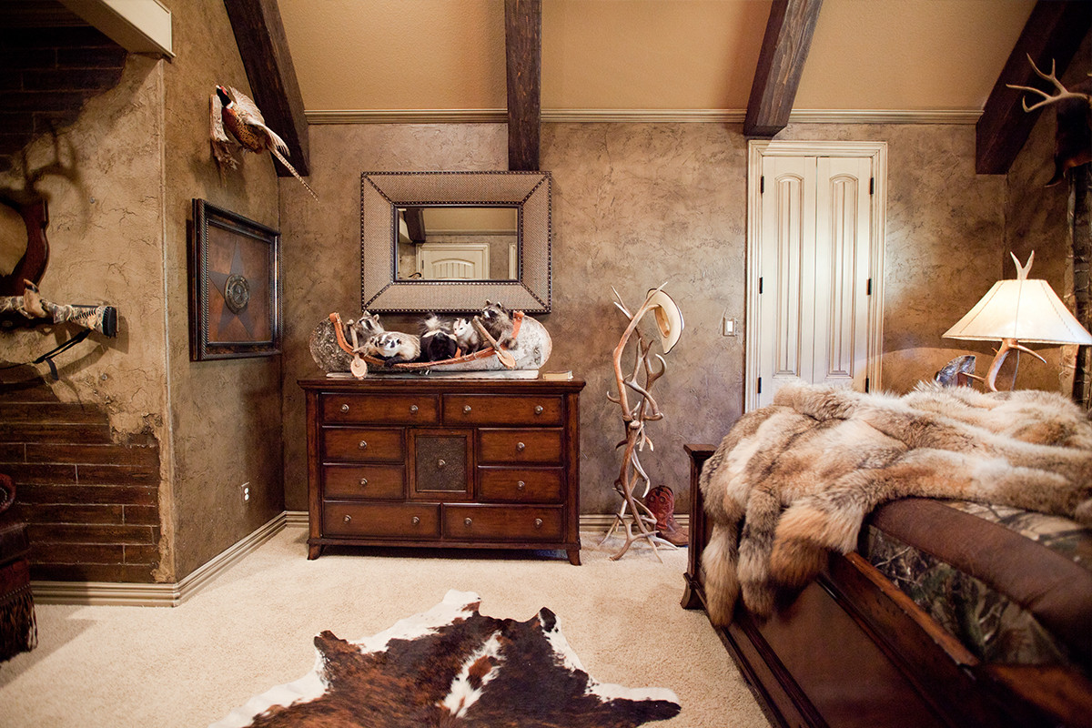 Wall Decor In Hunting Theme For Bedroom