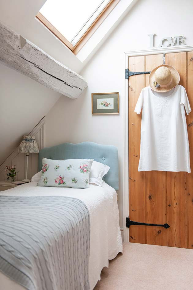Small Bedroom Decor Ideas
 31 Small Space Ideas to Maximize Your Tiny Bedroom