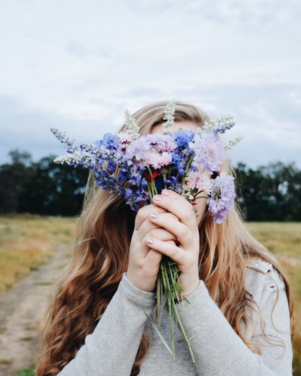 Spring Ideas Instagram
 easy Instagram photo picture idea girl field wildflowers