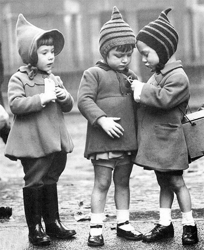 1940S Kids Fashion
 WWII B&W British Children London Evacuation Battle
