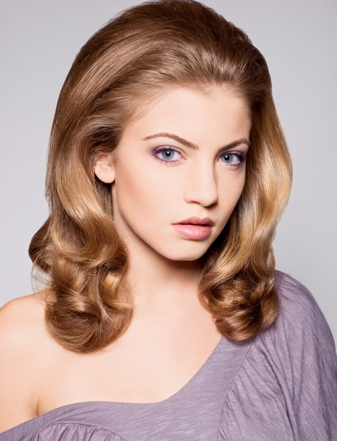 1960 Hairstyles For Long Hair
 1960s inspired hairstyle with long flowing waves that curl