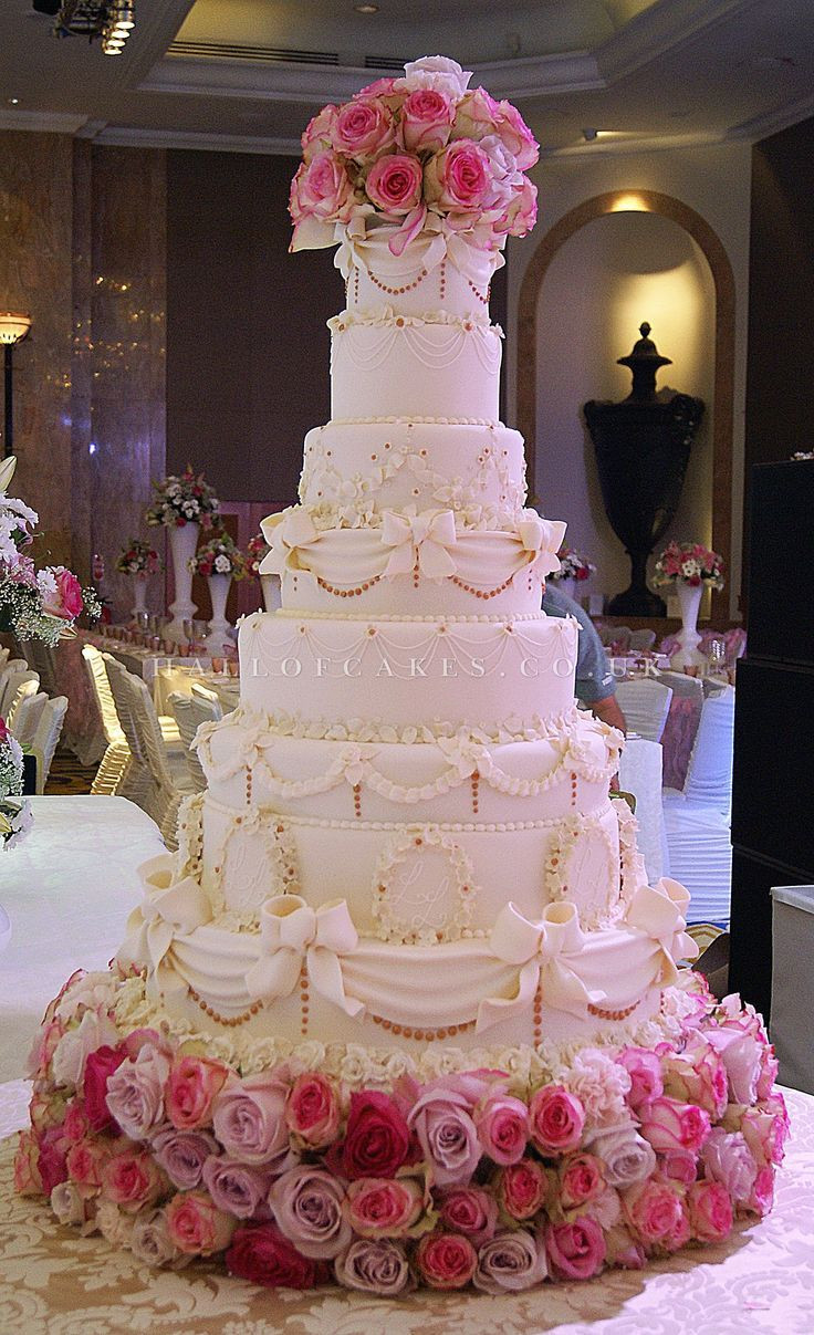 Big Wedding Cakes
 Top 13 Most Beautiful Huge Wedding Cakes