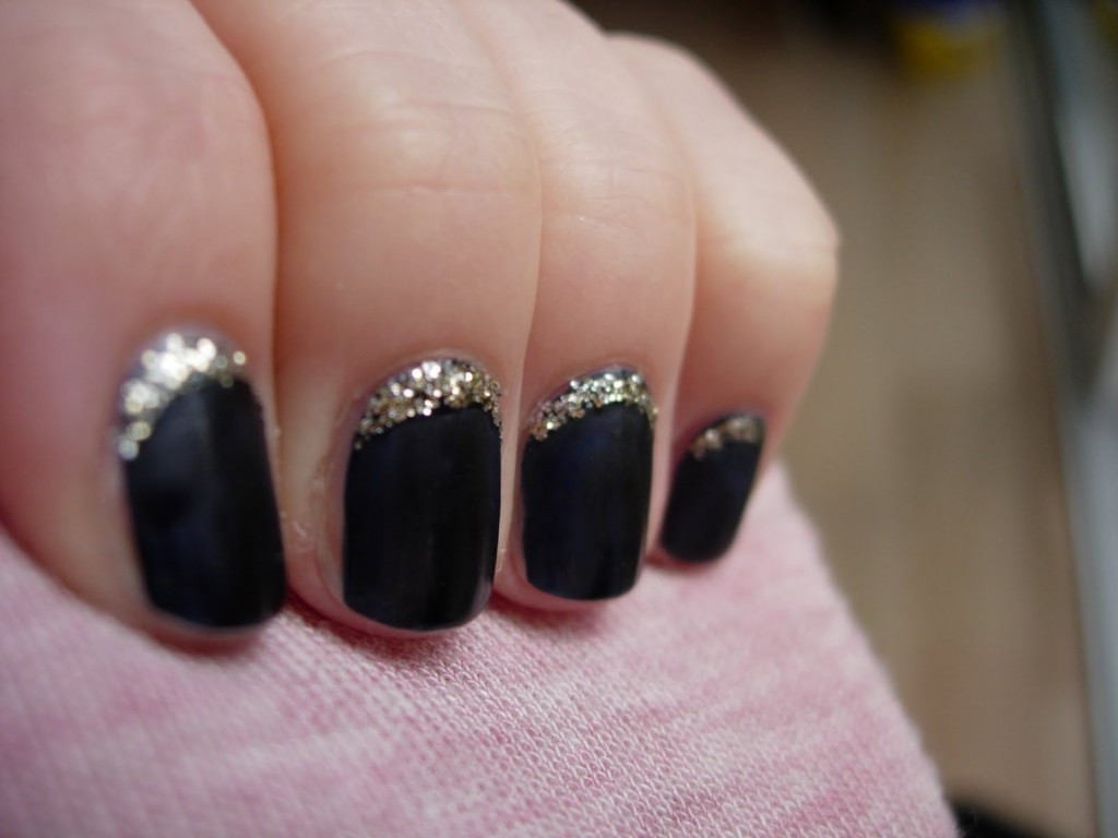 Black And Gold Glitter Nails
 57 Most Beautiful Glitter Nail Art Design Ideas