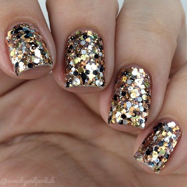 Black And Gold Glitter Nails
 LOVE so sparkly and cool …