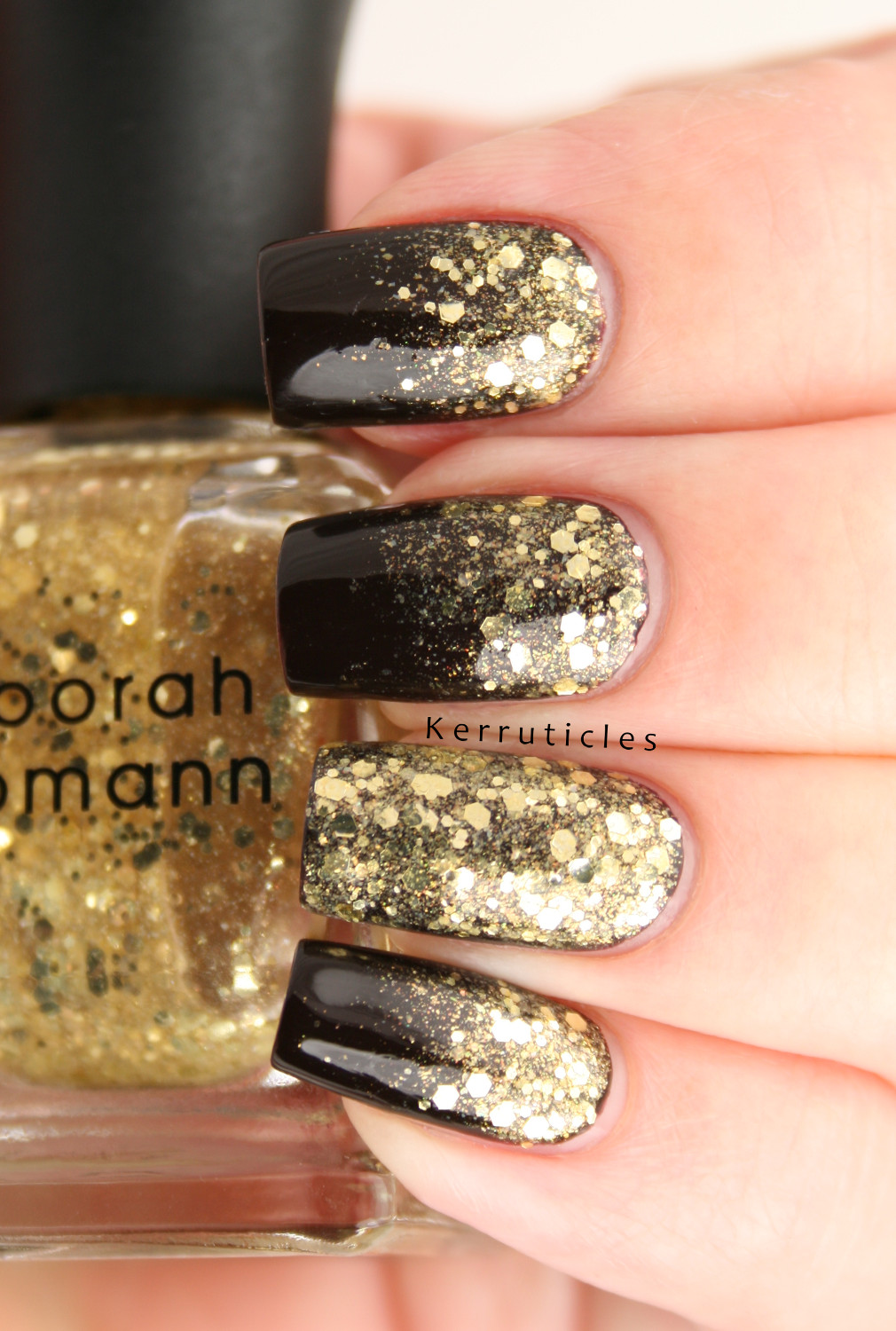 Black And Gold Glitter Nails
 35 Perfect Black And Gold Nail Art Designs