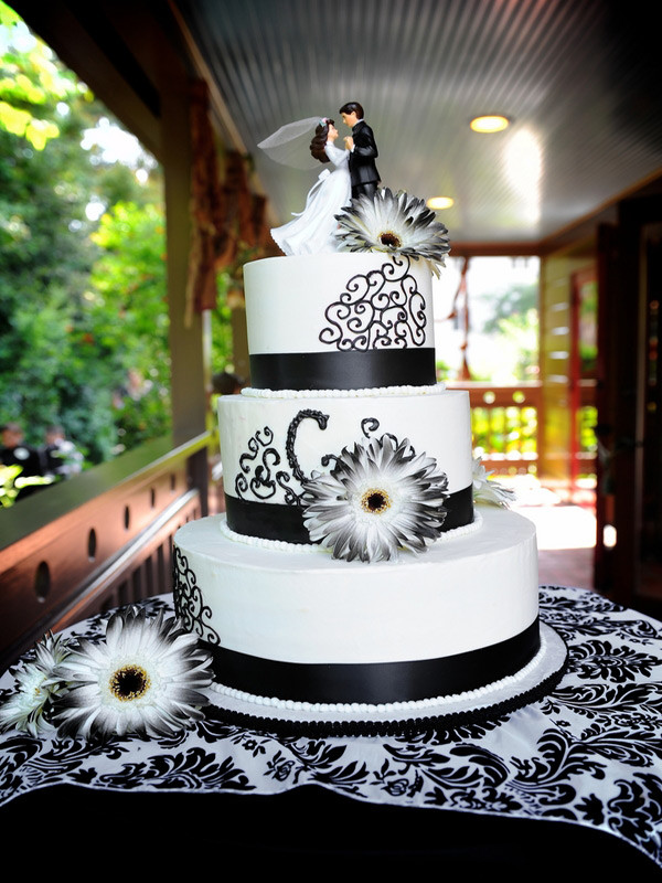 Black And White Wedding Cake
 Picture Gorgeous Black And White Wedding Cakes