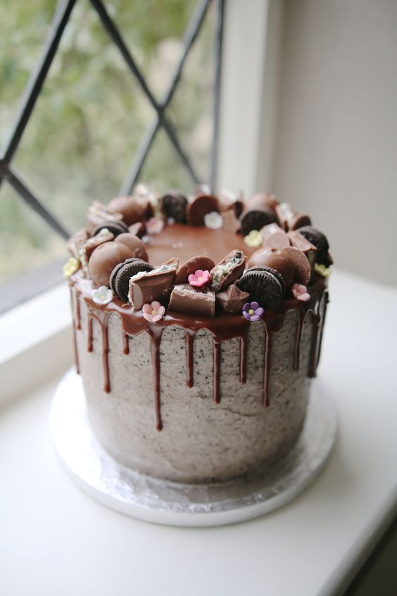 Chocolate Drip Cake
 Taart met lekkers Cakey loveliness in 2019