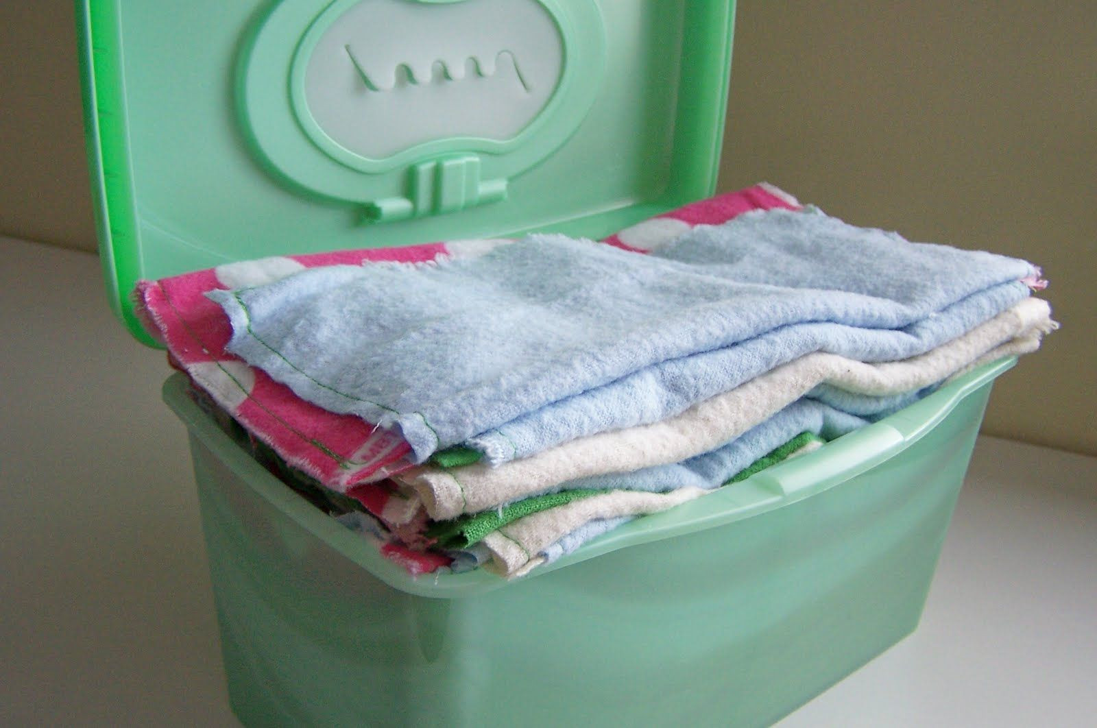 Cloth Baby Wipes DIY
 DIY Reusable Baby Wipes just made 3 dozen of these that