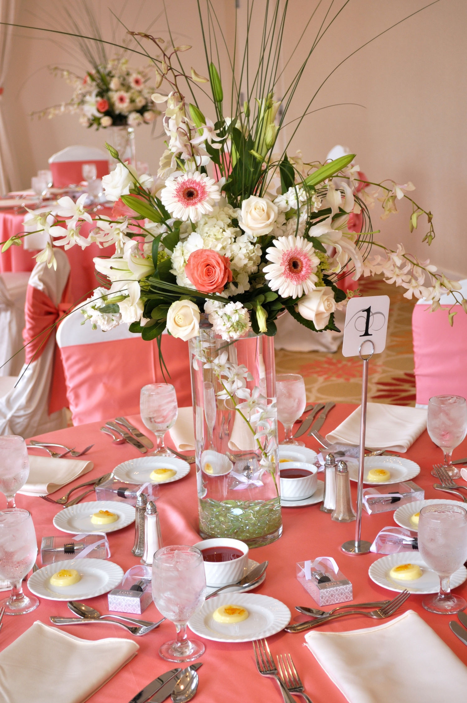 Coral Wedding Decorations
 How To Choose The Right Wedding Centerpieces For Round