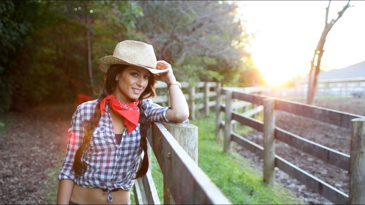 Cowboy Hairstyle
 Halloween Hairstyle and Costume y Cowgirl