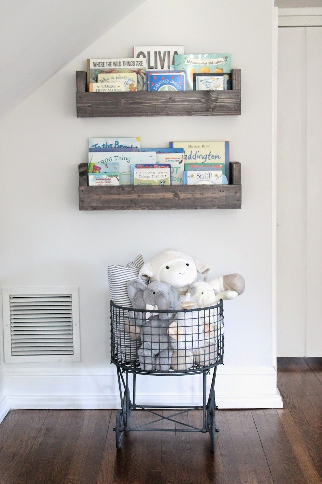 DIY Baby Bookshelf
 DIY nursery bookshelves