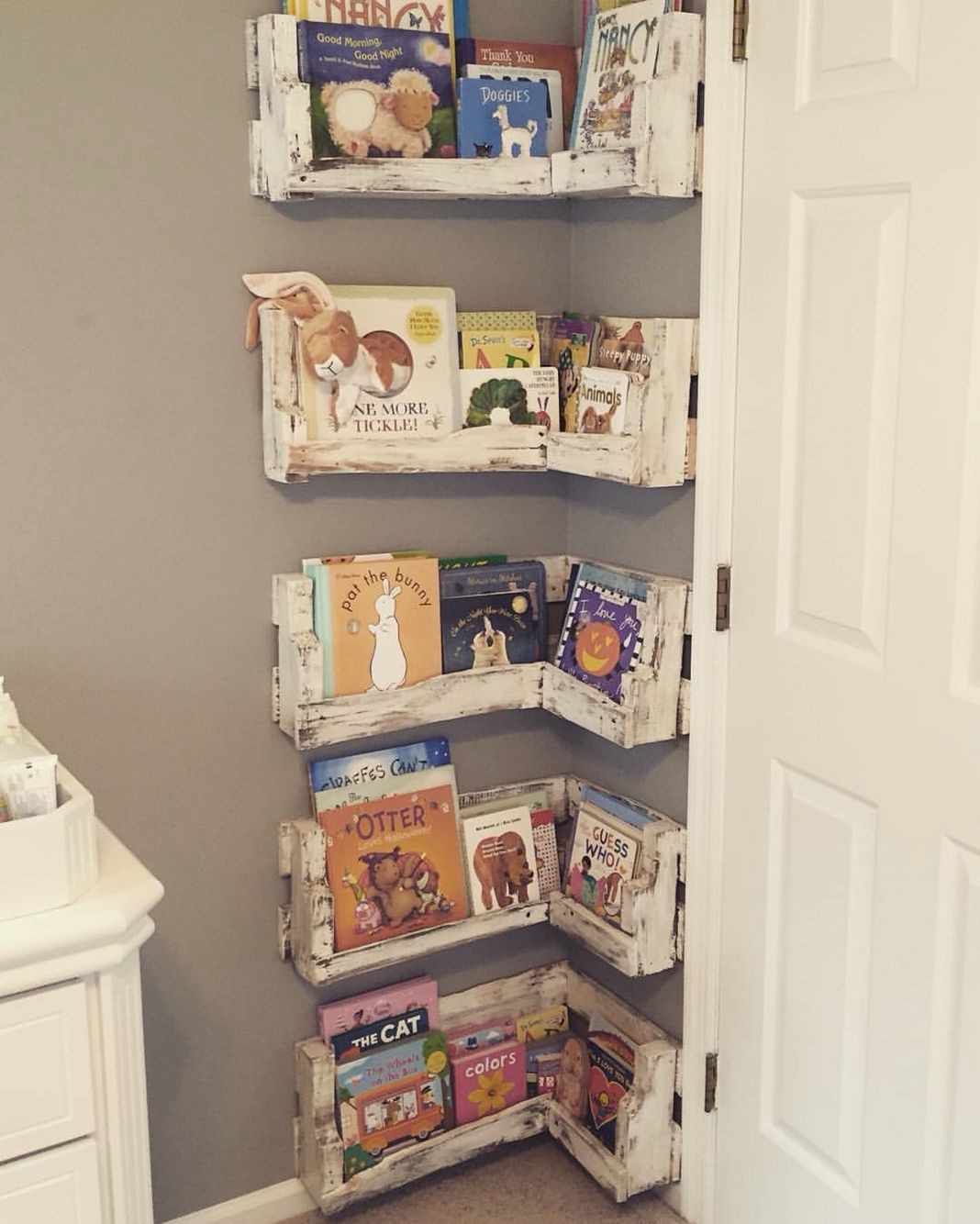 DIY Baby Bookshelf
 Great for small baby rooms DIY Pallet Board Bookshelf for