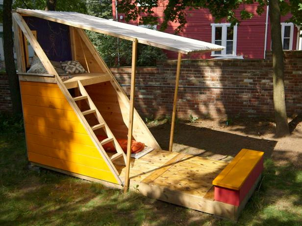DIY Kids Fort
 16 DIY Playhouses Your Kids Will Love to Play In