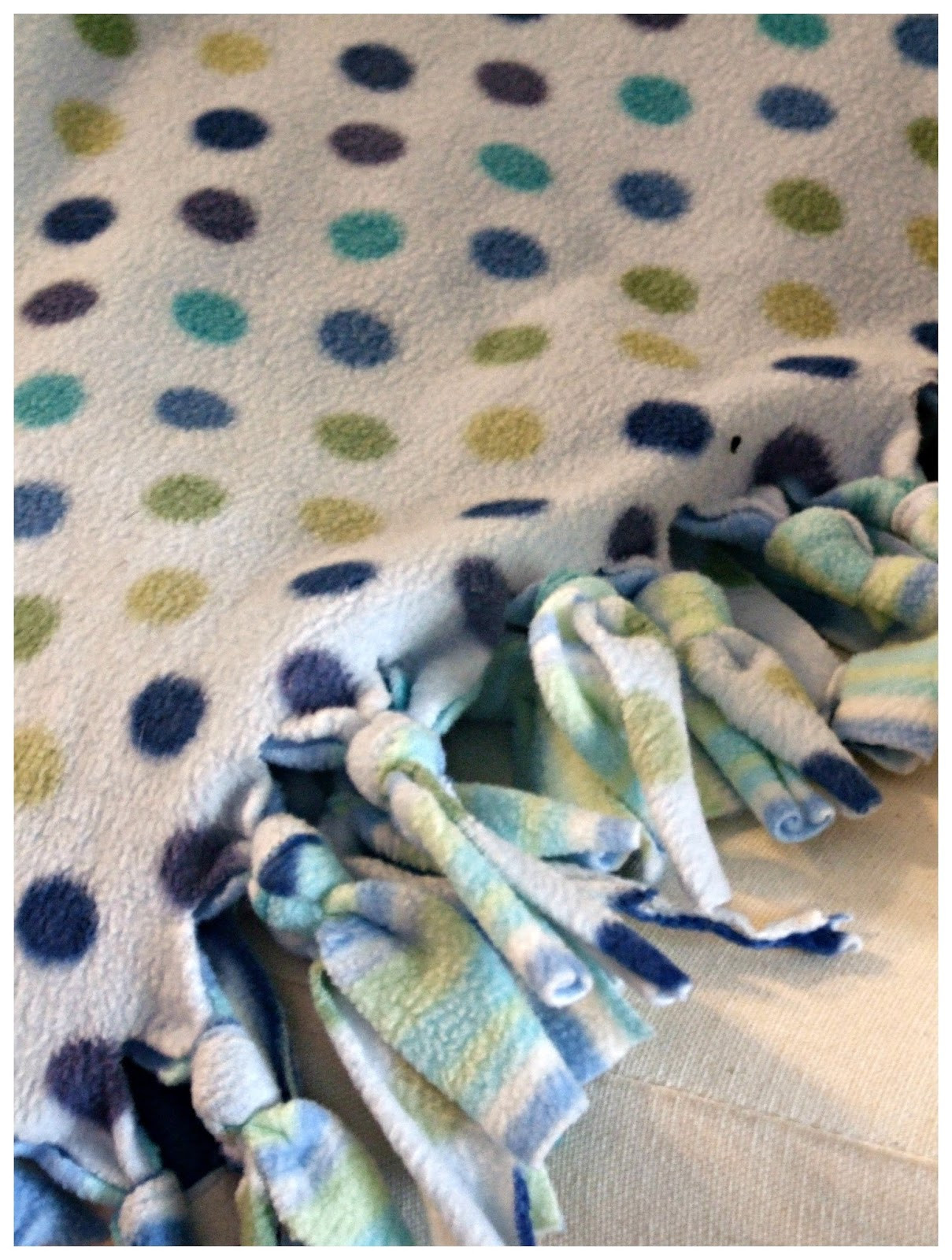 DIY No Sew Baby Blanket
 so gezellig DIY no sew baby blanket