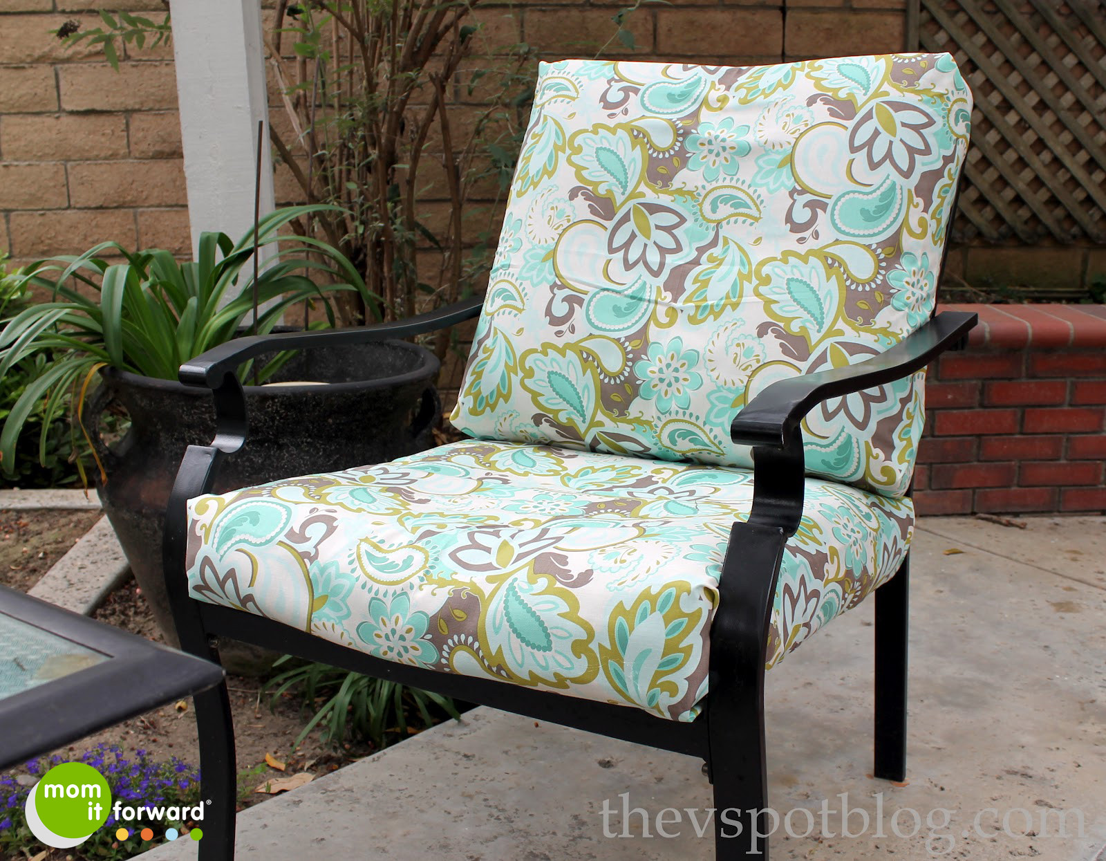 DIY Outdoor Seat Cushions
 DIY How to Recover Outdoor Furniture With a Glue Gun