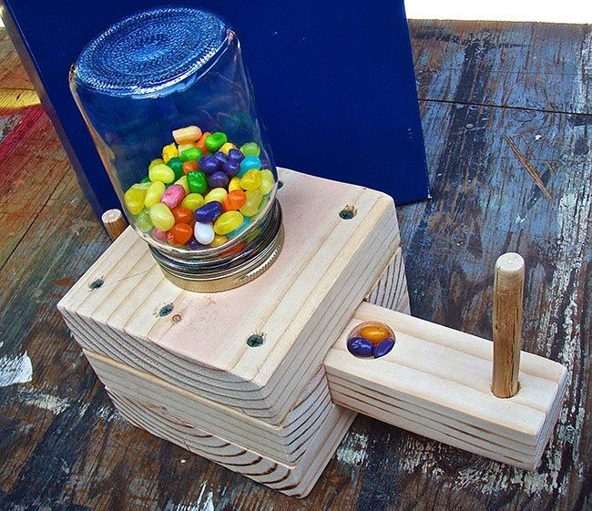 DIY Woodwork Projects For Kids
 DYI Candy Dispenser Kid friendly wood project