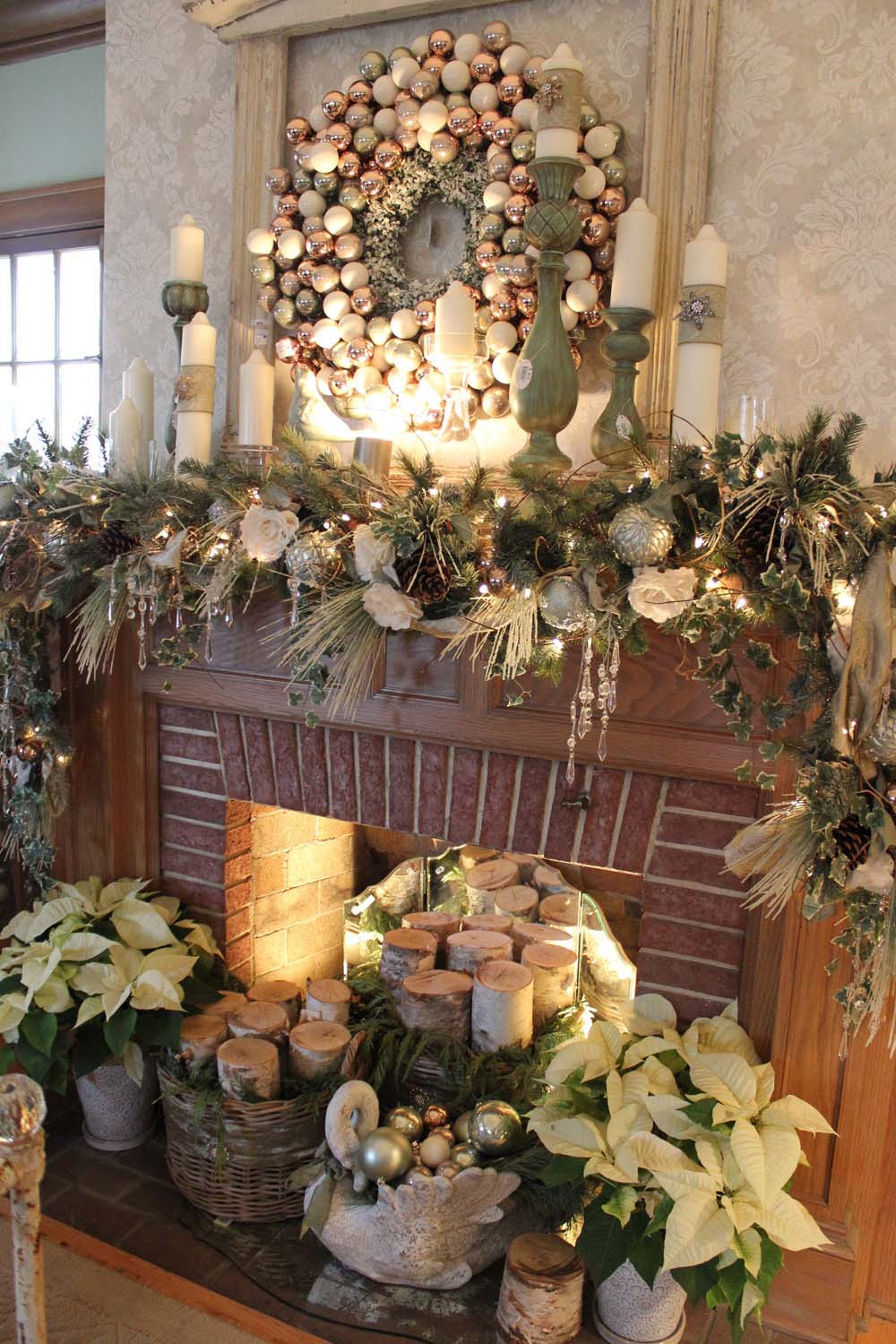 Fireplace Decorations For Christmas
 50 Christmas Mantel Decorations that are Sure to Grab