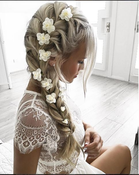 Flower Girl Braid Hairstyles
 Trenza con flores blancas
