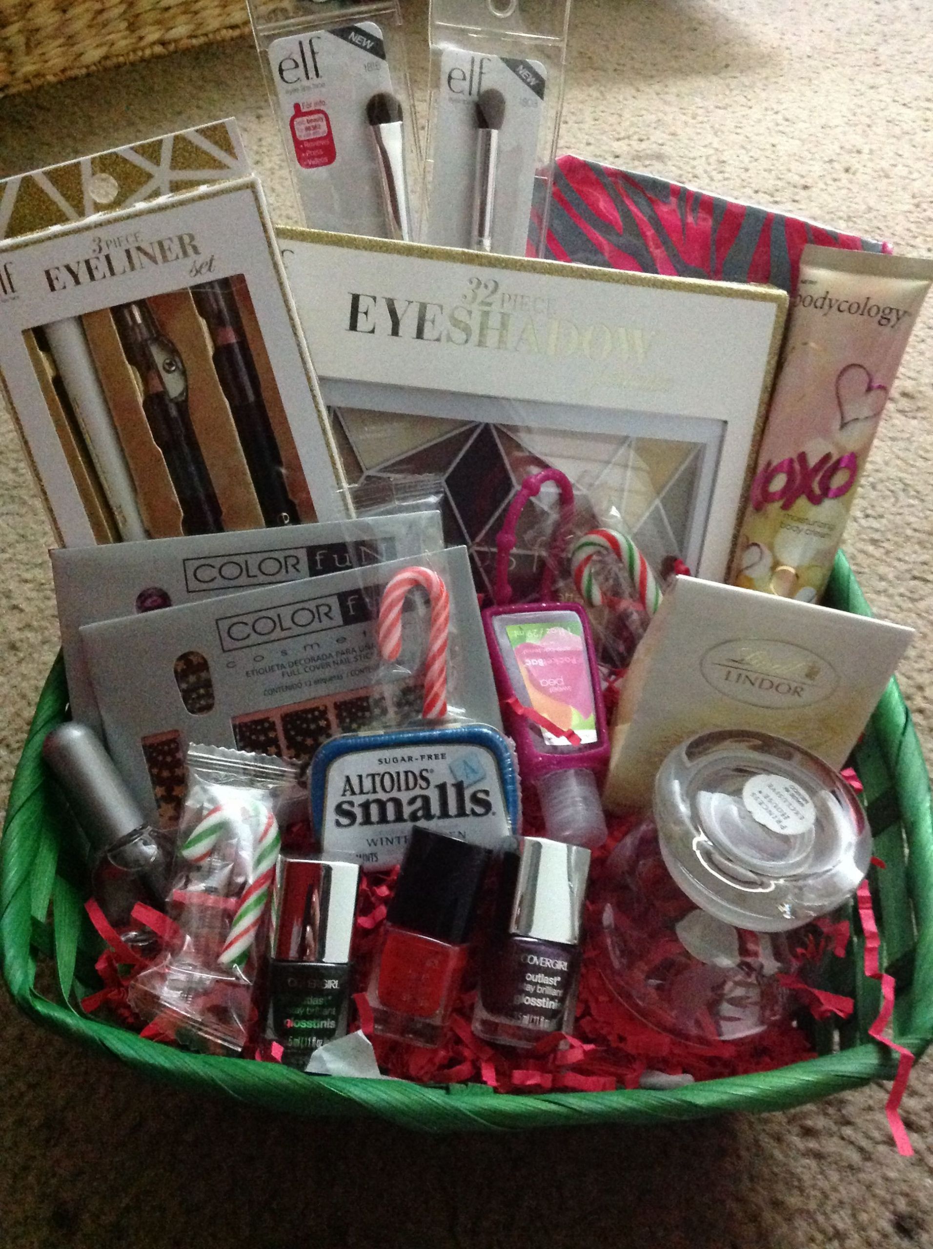 Gift Basket Ideas For Teenage Girl
 makeup basket teenage girl I think I will give this to