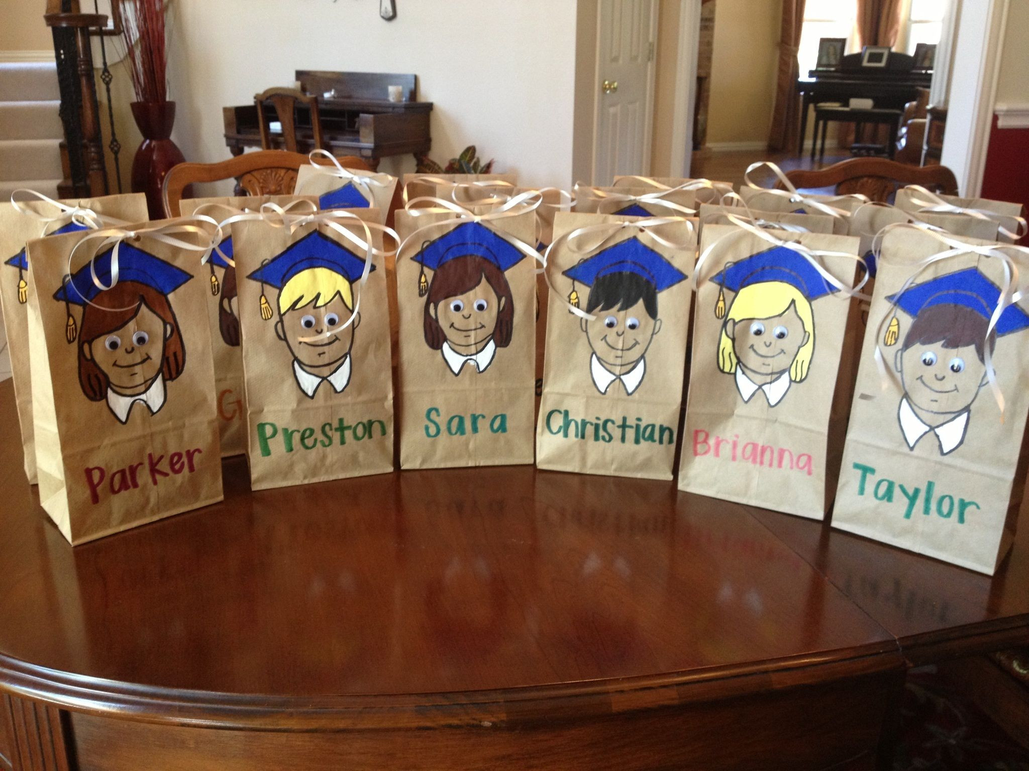 Graduation Gift Bag Ideas
 Easy Elementary School Graduation Goo Bags Cut out