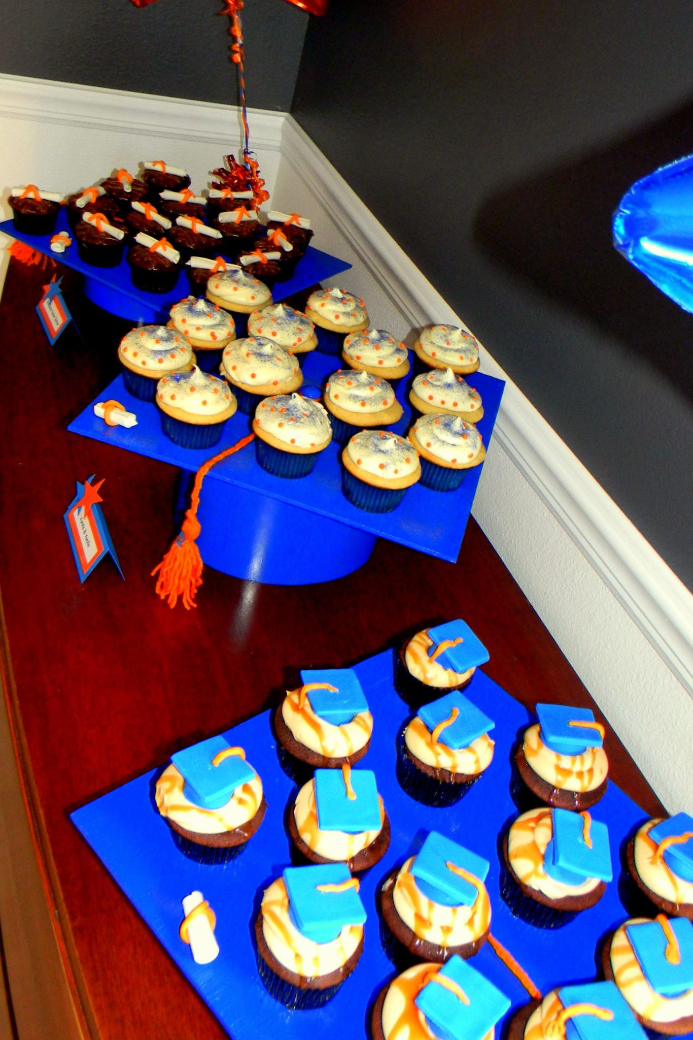 Graduation Party Cupcake Ideas
 Graduation Cap Cupcake Display
