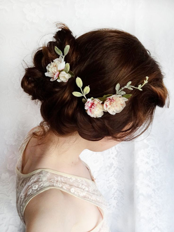 Hair Flowers For Wedding
 Wedding Hairstyles 15 Fab Ways to Wear Flowers in Your