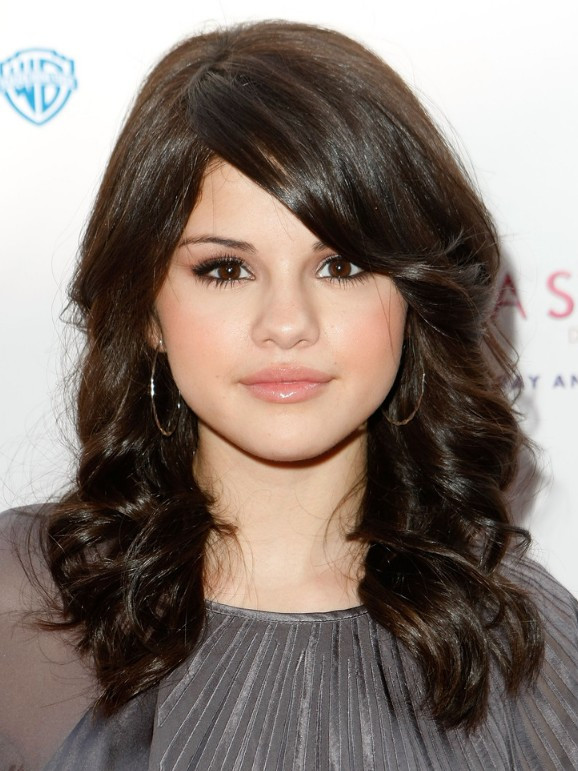 Haircuts For Girls
 Selena Gomez shoulder length hairstyle for girls