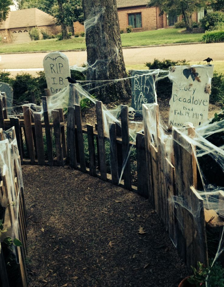 Halloween Fence Diy
 Spooky DIY pallet Halloween fence graveyard tombstone