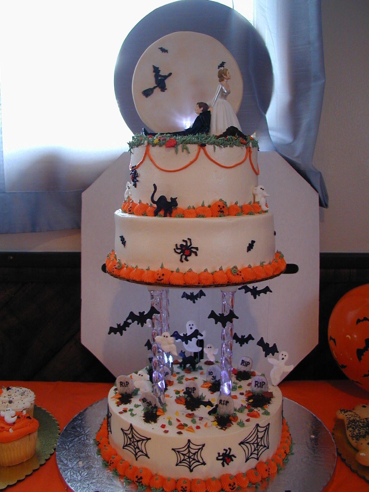 Halloween Party Cake Ideas
 Halloween Wedding Cake Cake Idea Red Velvet