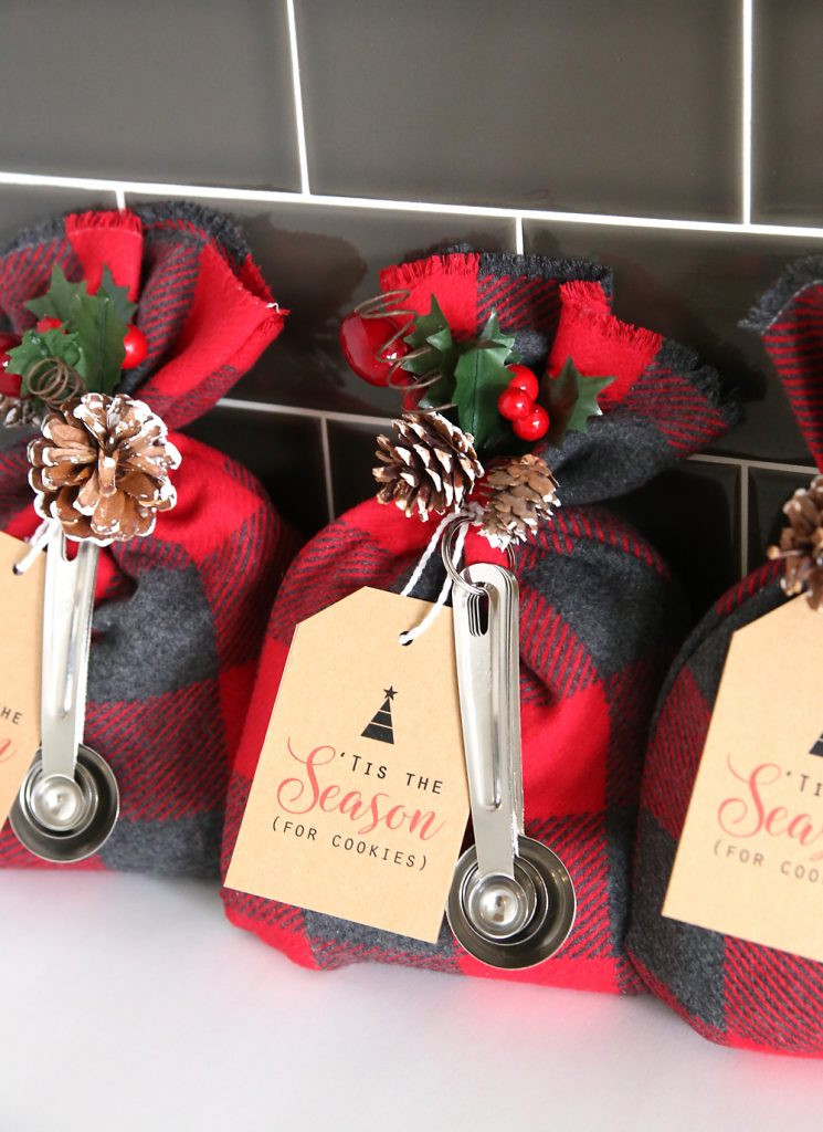 Holiday Gift Bag Ideas
 25 Fun & Simple Gifts for Neighbors this Christmas
