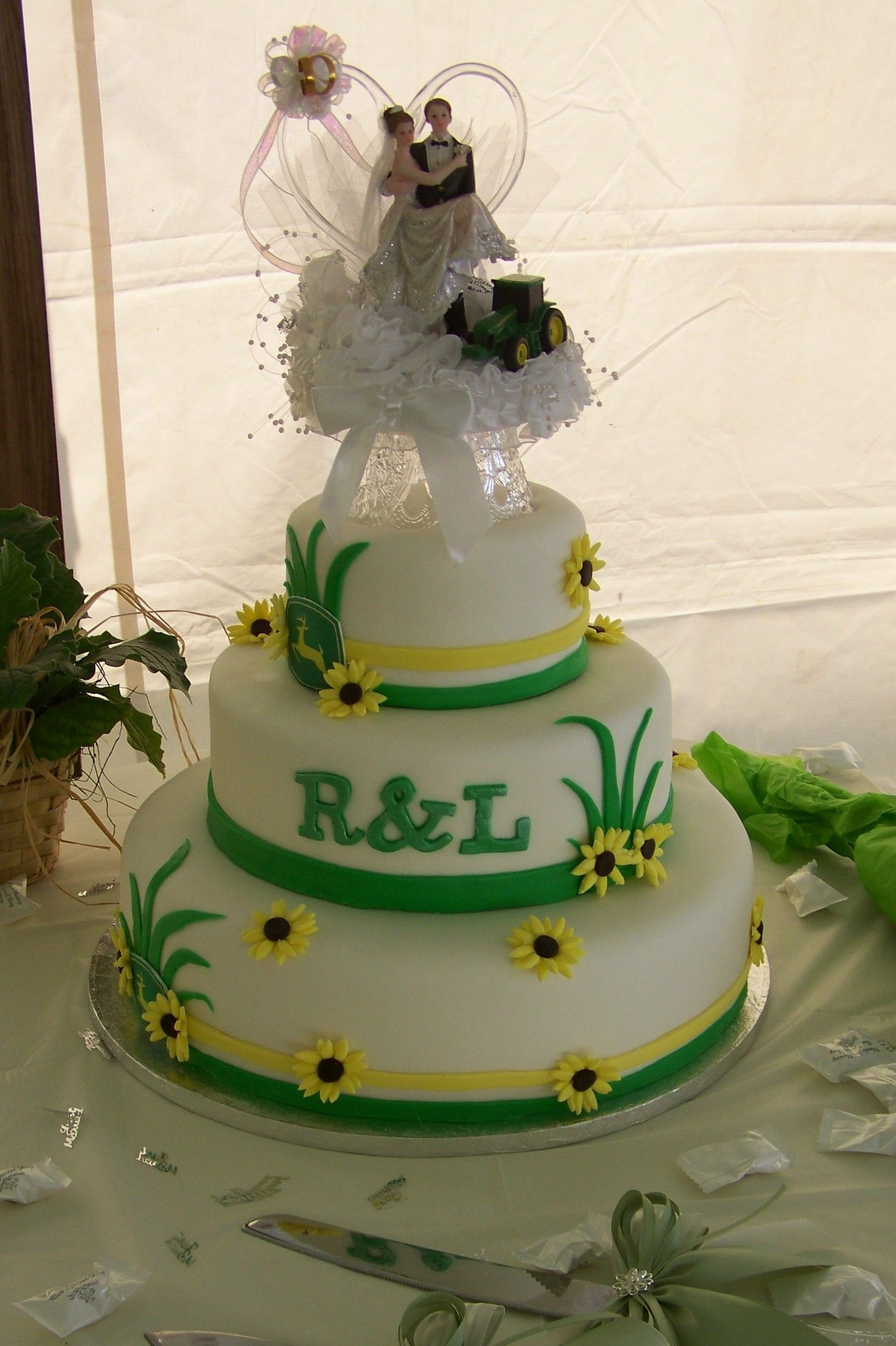 John Deere Wedding Cakes
 Pin by Splendorlocity on Cake Toppers Cake Groom Cake