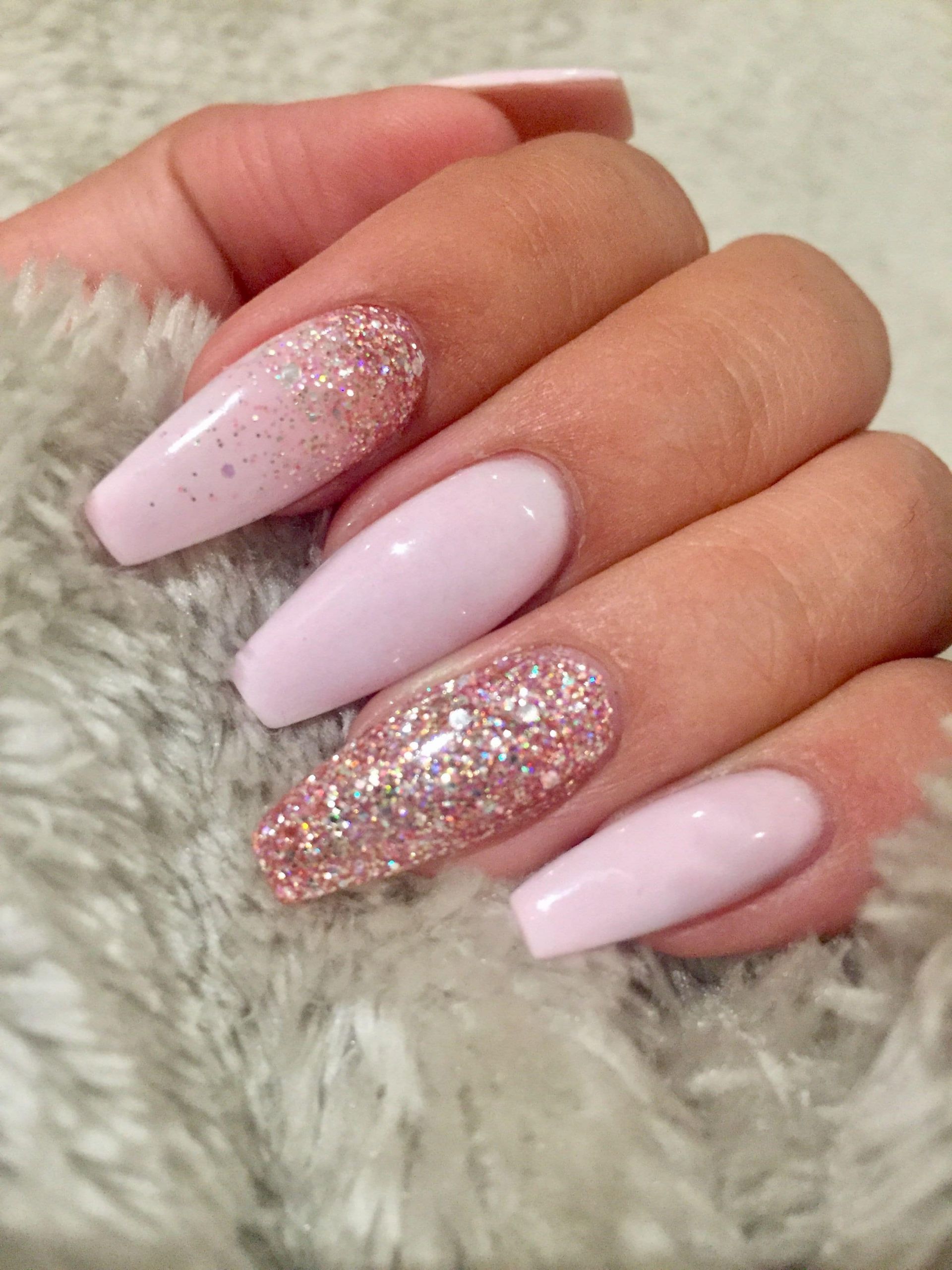 Light Pink Nails With Gold Glitter
 7 Fresh Acrylic Nail Designs Matte Light Oink and Gold