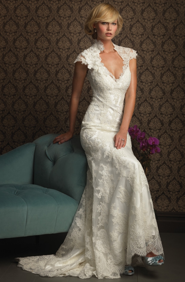 Low Cut Wedding Dresses
 Show Your Beauty in Lace Wedding Dresses on Wedding
