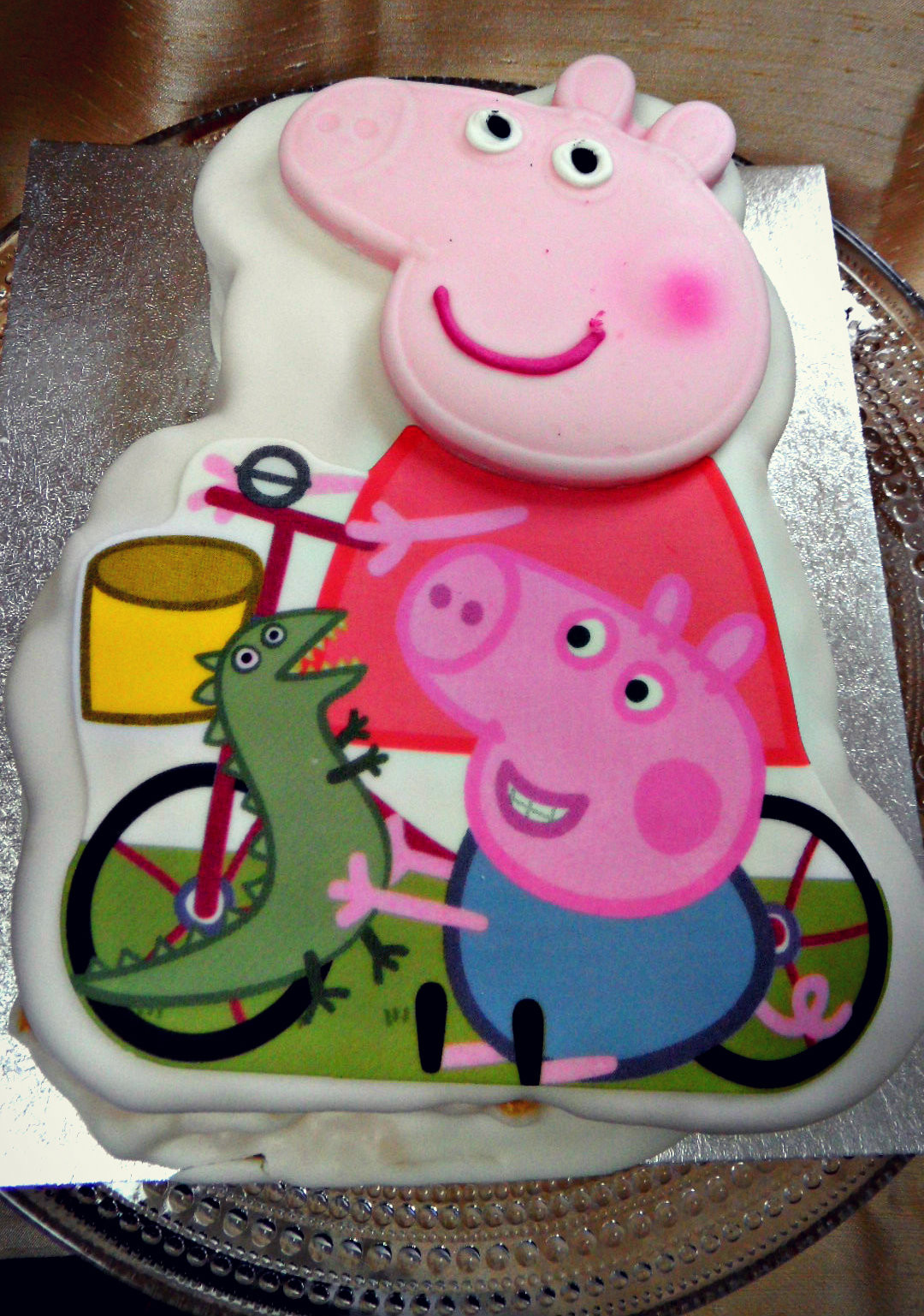Peppa Pig Birthday Cakes
 Chez Maximka e happy boy and a Peppa Pig cake