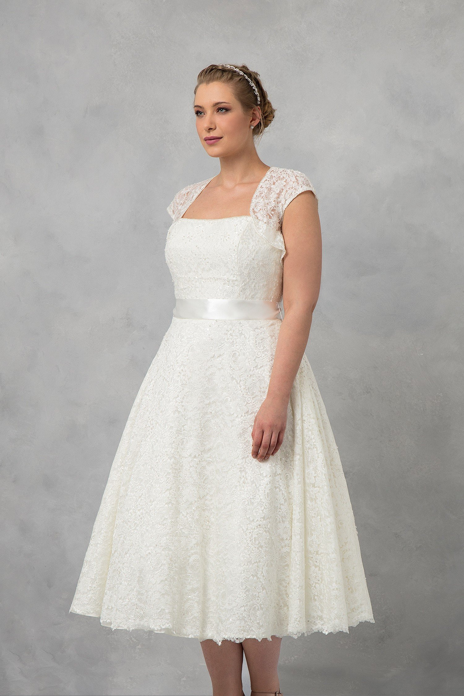 Plus Size Tea Length Wedding Dress
 Tea Length Plus Size Wedding Dress with Shrug 9T9948