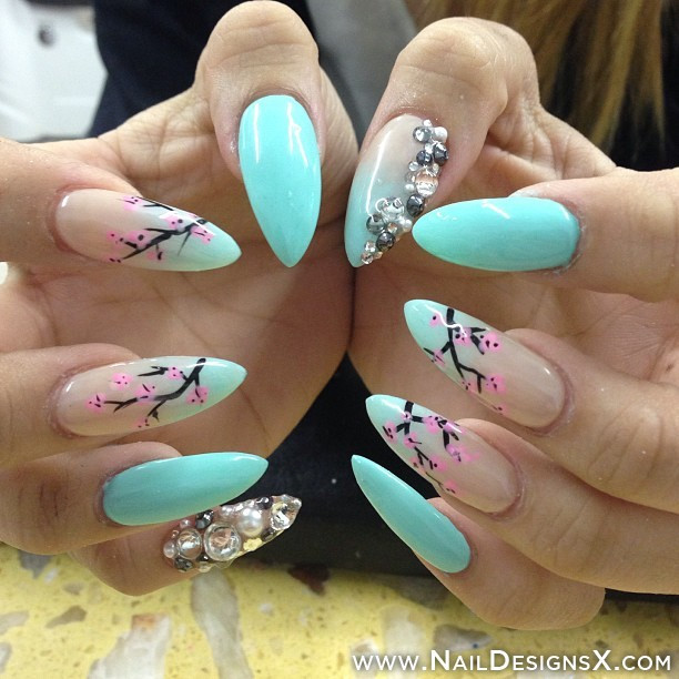Pretty Stiletto Nails
 18 Pretty Ways To Decorate Your Mint Nails This Summer