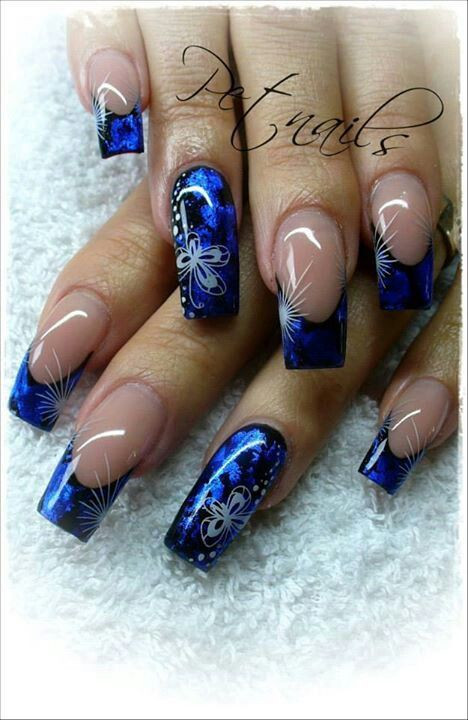 Ring Finger Nail Art
 Stunning such depths of blue such beautifully placed