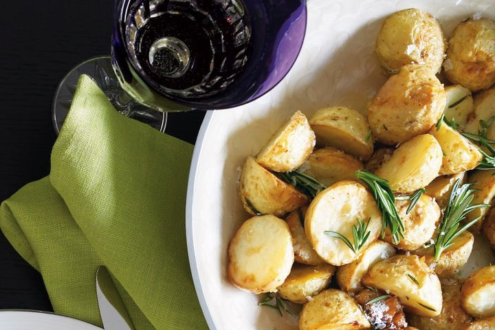 Roasted Baby Potatoes With Rosemary
 Roasted garlic & baby potatoes with rosemary