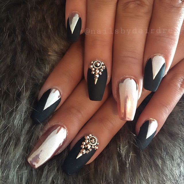 Rose Gold Nail Ideas
 Rose gold chrome and black matte is always a good