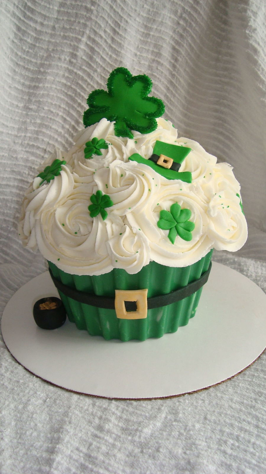 Saint Patrick Cupcakes
 St Patrick s Day Giant Cupcake Cake CakeCentral