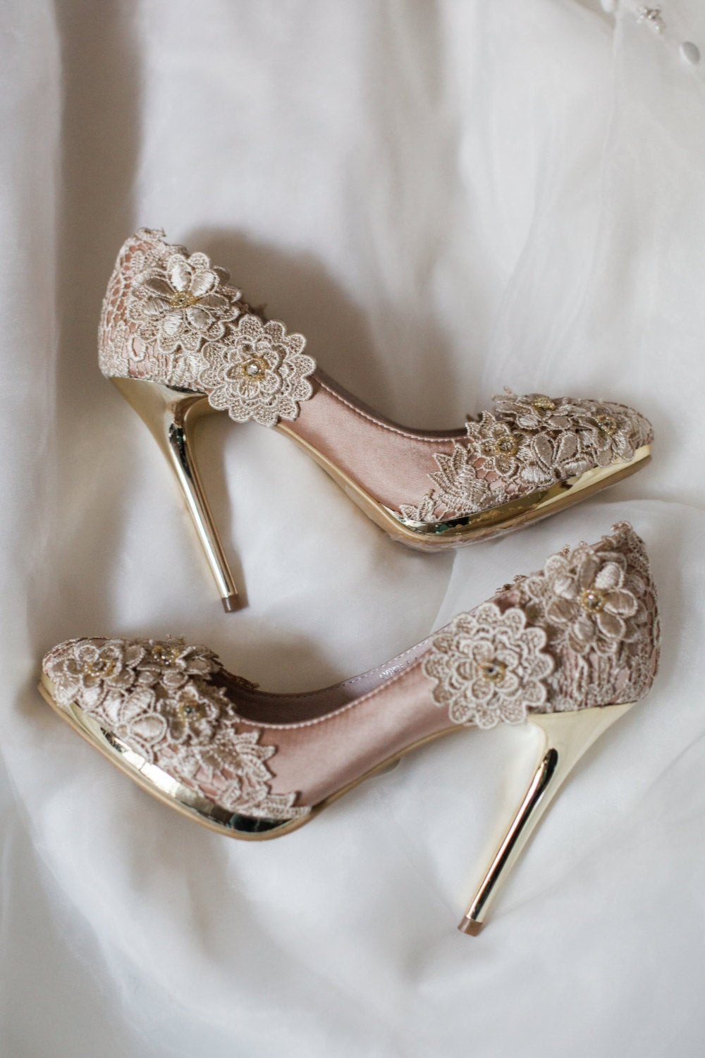 Shoes Wedding
 SALE Vintage Flower Lace Wedding Shoes with Champagne Gold