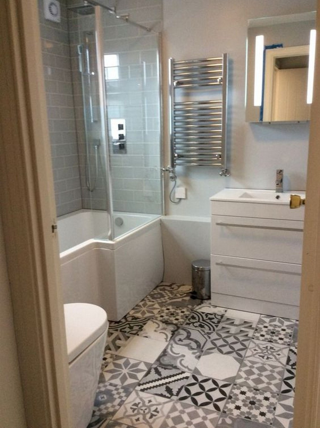 Small Bathroom Floor Tile
 Style up your Ordinary Bathroom with These Spanish Tile