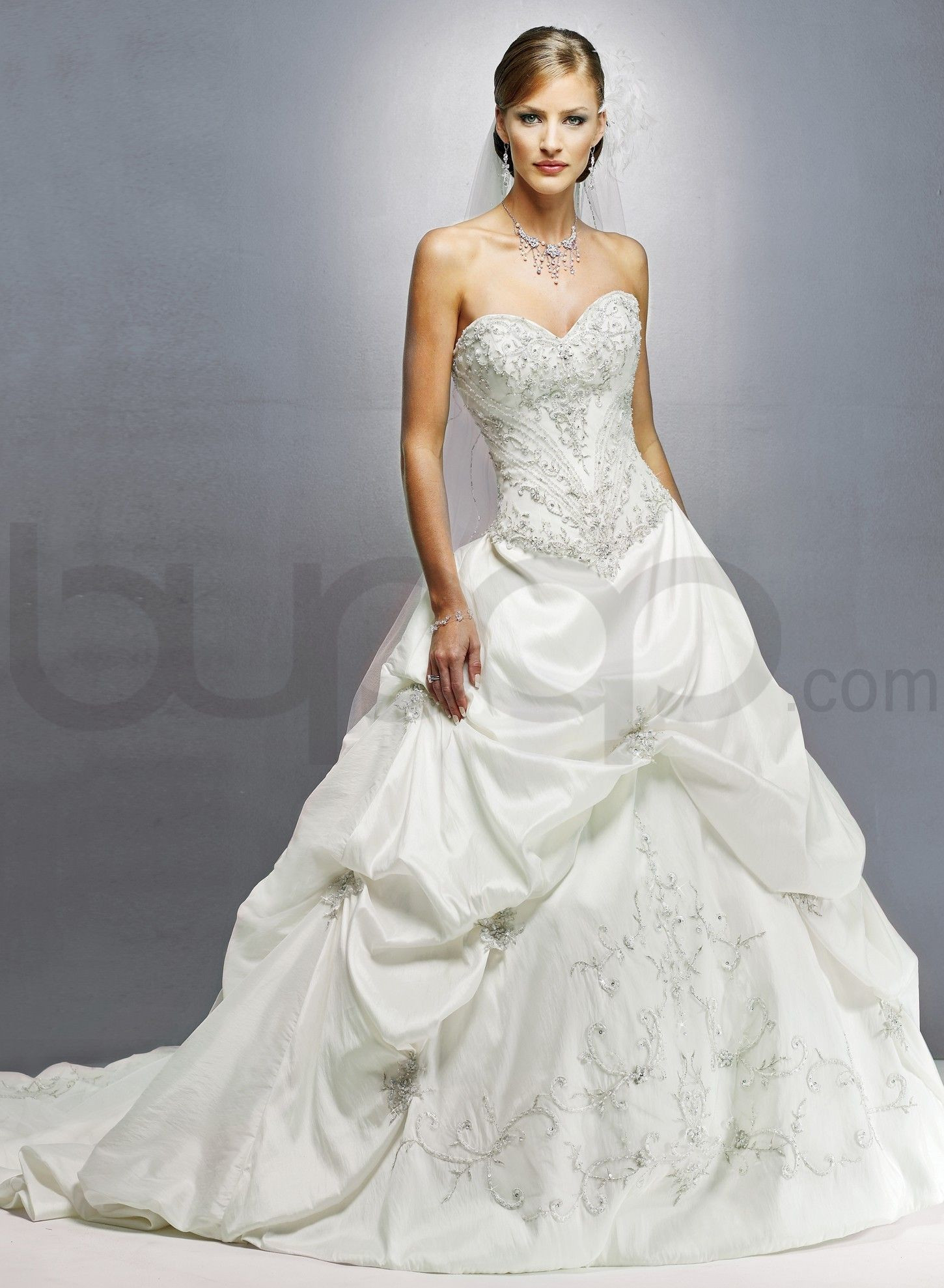 Sweetheart Wedding Gowns
 ivory wedding gowns with sweetheart necklines