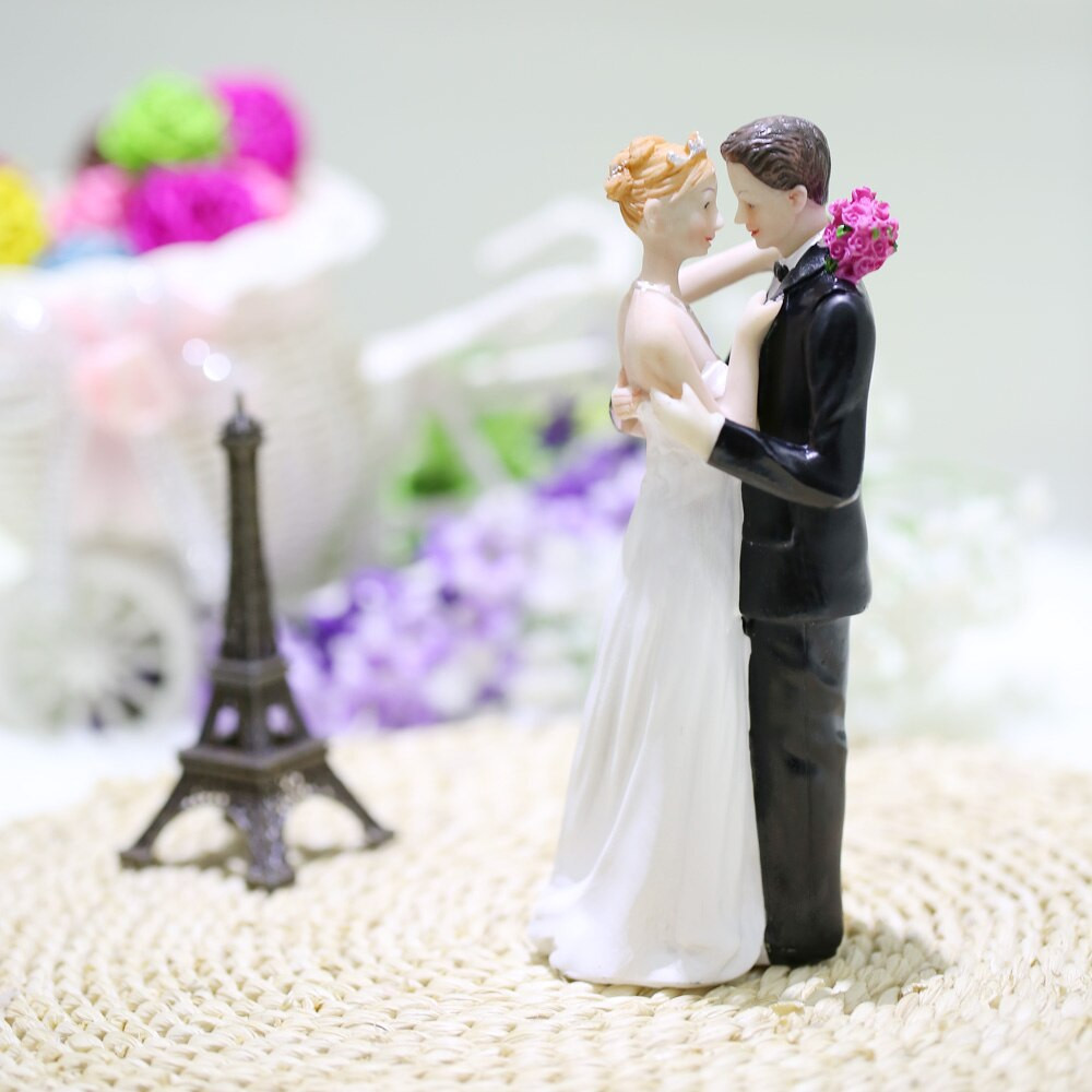 Фигуры жениха и невесты на тортах