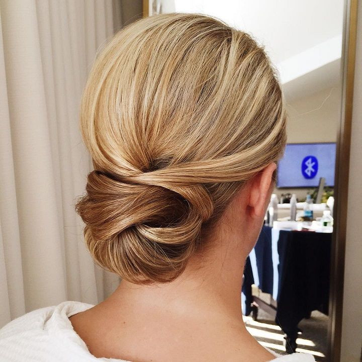 Wedding Hairstyles Low Buns
 Get inspired by this fabulous simple low bun wedding hairstyle