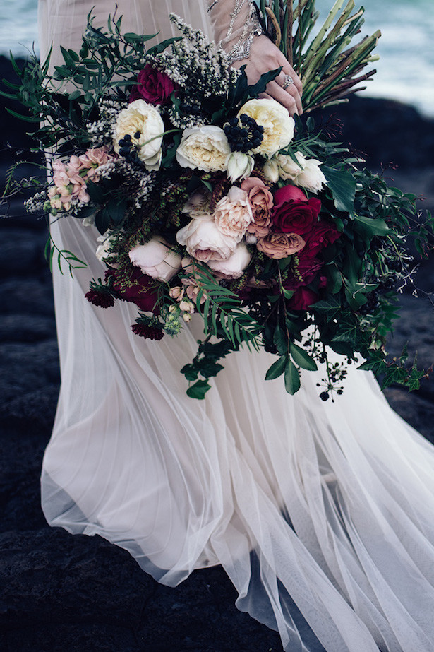 Winter Flowers For Weddings
 15 Stunning Winter Wedding Bouquets Belle The Magazine
