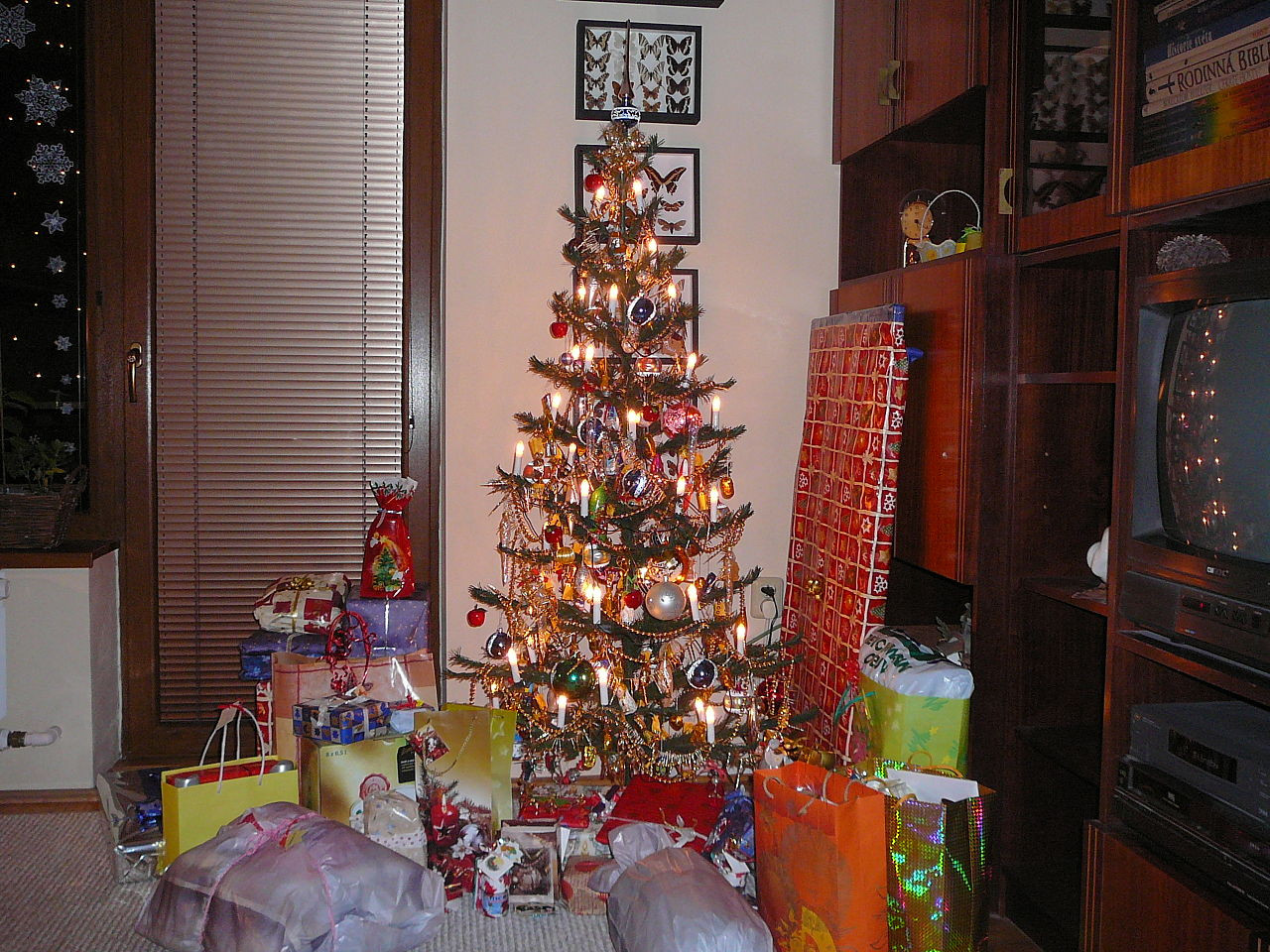 Christmas Tree With Gifts
 File Christmas tree with ts 2 Wikimedia mons